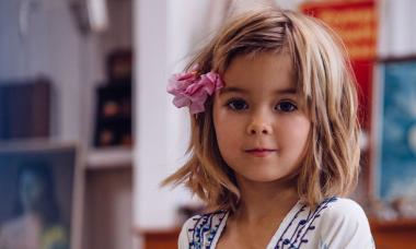 Vackra frisyrer för tjejer Klipp av en 6-årig tjejs hår