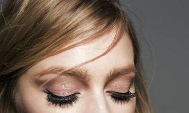 Eyelash extensions in bunches: how to glue at home